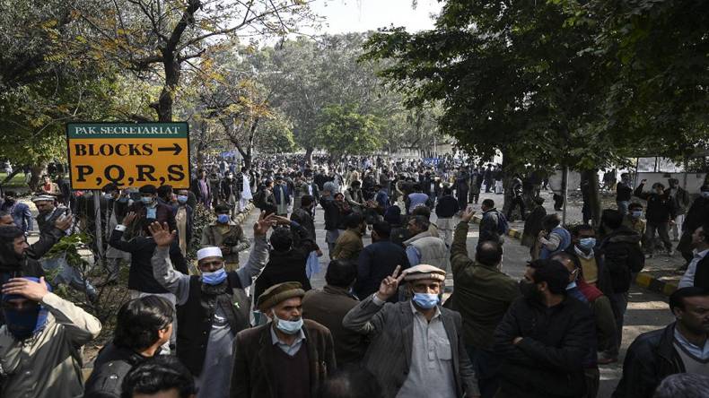 اسلام آباد: سرکاری ملازمین کا احتجاج، پاک سیکرٹریٹ کی تالہ بندی