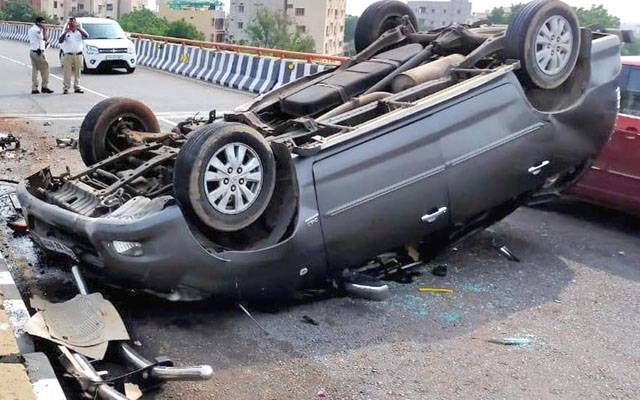  لاہور، تیز رفتار کار مصروف شاہراہ پر الٹنے کے بعد جل کر تباہ