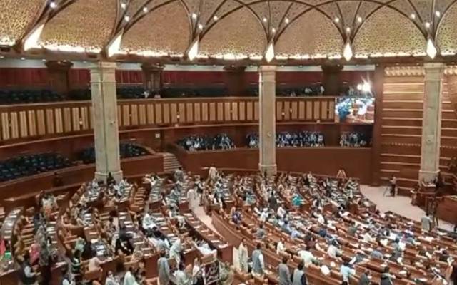 پنجاب اسمبلی کی نئی عمارت: مرد و خواتین ارکان ایوان میں سیلفیاں اور تصاویر بناتے رہے 