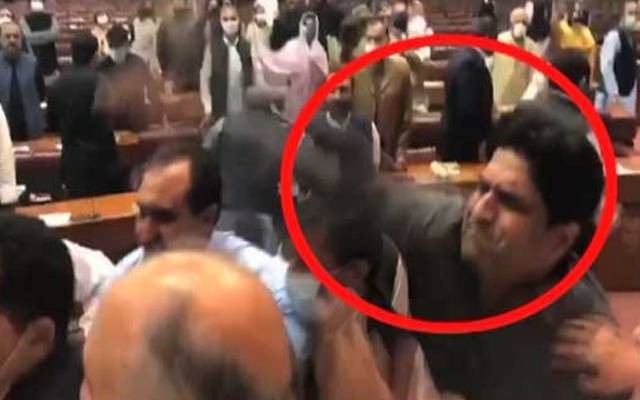 قومی اسمبلی میں آج پھرہنگامہ،پی ٹی آئی رکن نے لیگی رہنما کو کتاب دے ماری۔۔ ایک دوسرے کو ننگی گالیاں