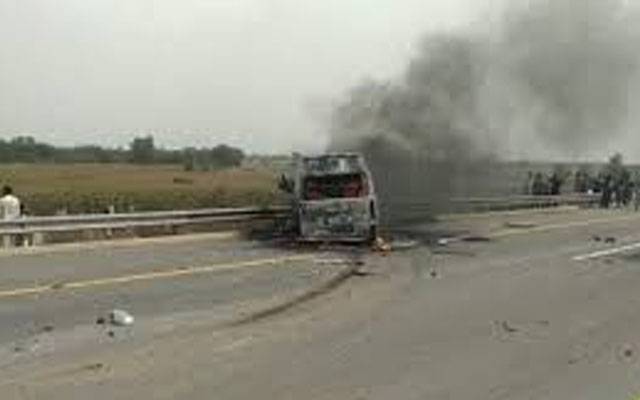 ٹائر پھٹنے سے مسافر وین کو حادثہ، 20افراد زخمی
