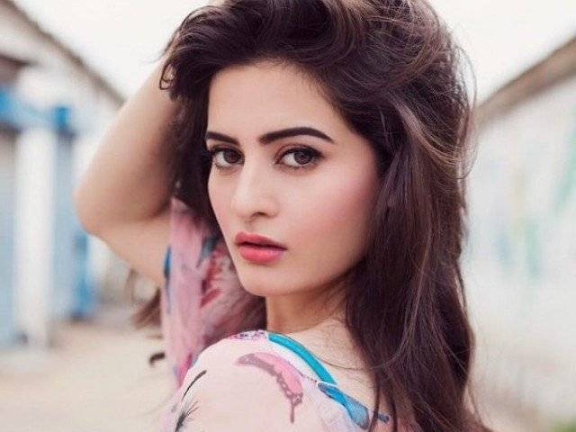 سوشل میڈیا صارفین نے اداکارہ ایمن خان کو ایک مرتبہ پھر نشانے پر رکھ لیا