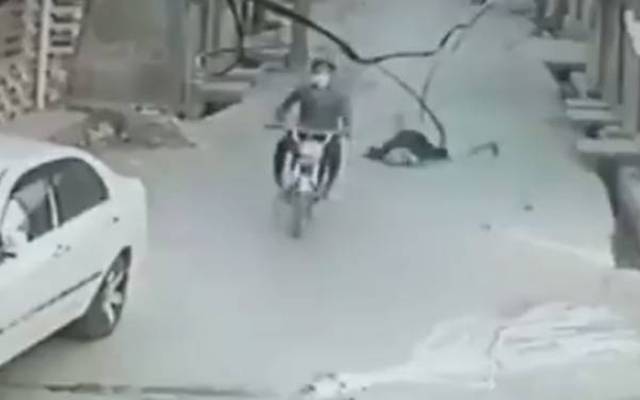 راولپنڈی: موٹر سائیکل سوار ڈاکو نے بیگ چھینتے ہوئے خاتون کو زمین پر گرا دیا، ویڈیو وائرل