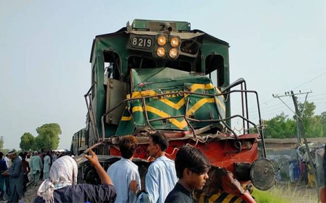یااللہ خیر!کراچی سے پشاور جانیوالی ٹرین حادثے کا شکار ہو گئی 
