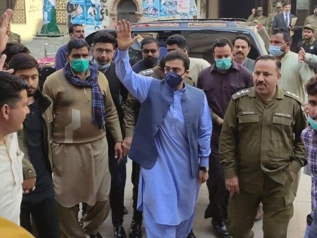  منی لانڈرنگ کیس ۔۔حمزہ شہبا ز ایف آئی اے میں پیش ۔۔تحریری جواب جمع کروادیا 