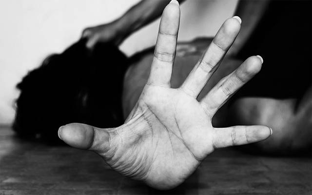 مالکن کے تشدد سے 15 سالہ ملازمہ جاں بحق ۔۔ لاش پنکھے سے لٹکا دی
