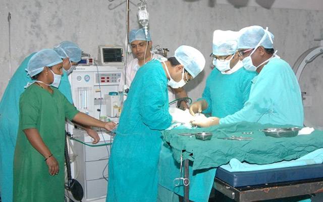 خون کی الٹیاں کرتا بچہ ہسپتال داخل ، ڈاکٹروں نے معدہ سے بلیڈ نکال دیا