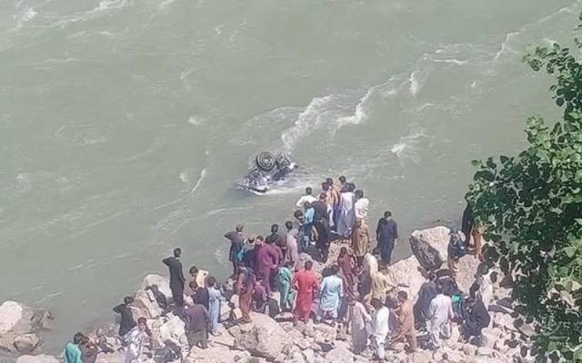 سیاحوں کی گاڑی دریائے نیلم میں جاگری۔۔ 4 افراد جاں بحق  