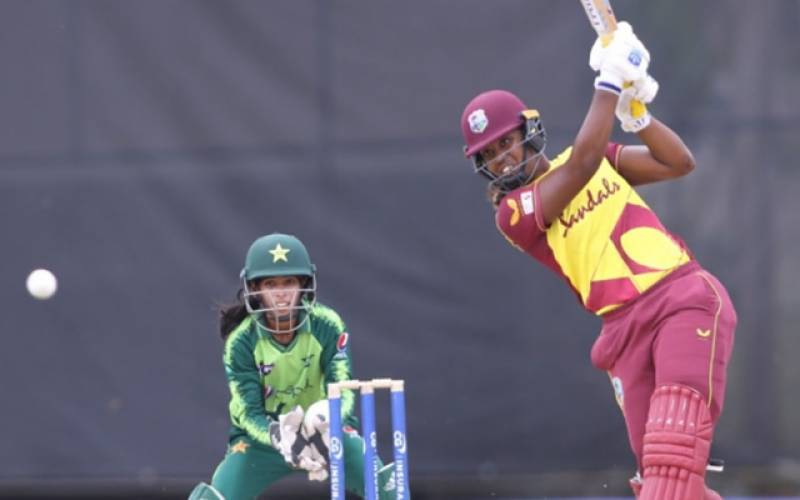 پاکستانی خواتین کرکٹرز کا خوف۔۔ 2 ویسٹ انڈین کھلاڑی گراؤنڈ میں بے ہوش