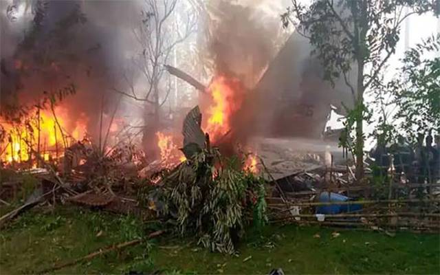 فلپائن: فوجی طیارہ گر کر تباہ۔۔ 17 افراد ہلاک۔۔ 40زخمی