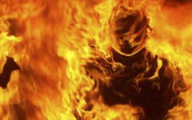 افسوسناک واقعہ :زمین کا قبضہ نہ دینے پر ایک شخص نےخود کو آگ لگا لی
