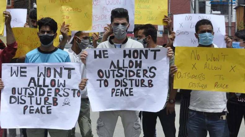 مقبوضہ کشمیر:شراب کی دکانیں کھولنے کے خلاف لوگوں کا احتجاج