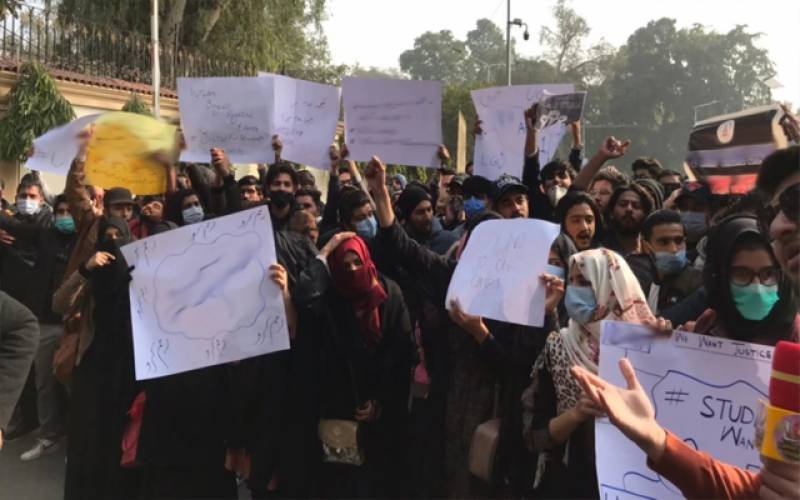 امتحان مسترد۔۔طلبا مطالبات کے حق میں ڈٹ گئے۔۔دو ٹوک اعلان کردیا