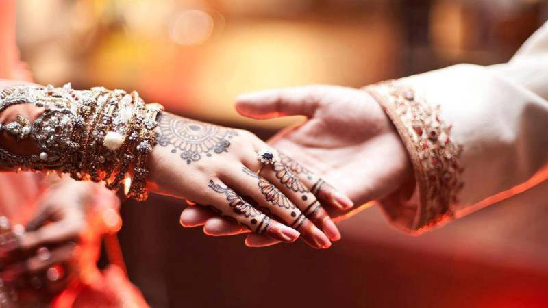 ما ں نے دولہا بنے بیٹے کے ساتھ ایسی حرکت کر دی کہ جا ن کر آپ کو بھی جھٹکا لگ جا ئے گا۔۔ویڈیو وائرل