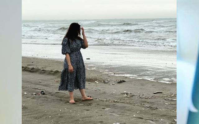 اداکارہ منال خان ساحل سمندر پر کچہرا پھینکنے والوں پربرس پڑیں