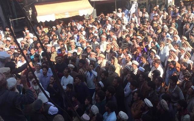 پشاور: سرکاری ملازمین کا اسمبلی چوک میں احتجاج