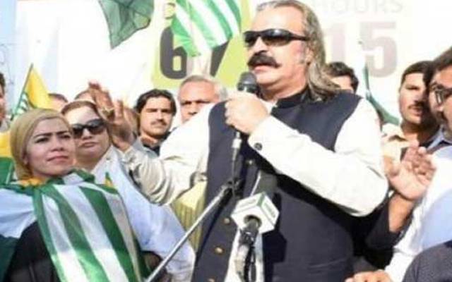 نوجوان نے تقریرکے دوران علی امین گنڈاپور کو پشاوری چپل دے ماری