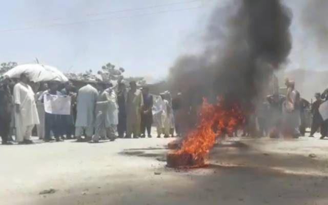 بدین:بجلی معطلی کیخلاف ٹائر جلا کر دھرنا ،شہریوں کو مشکلات کا سامنا 
