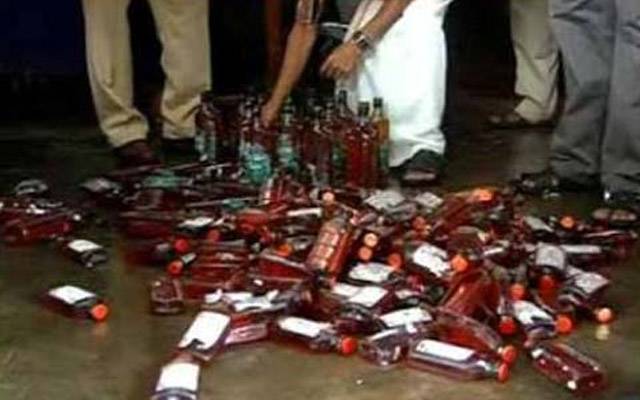 پولیس کا چھاپہ :سینکڑوں لیٹر زہریلی شراب برآمد