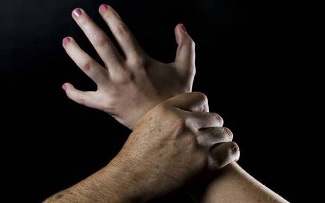  لڑکی نے زیادتی سے بچنے کیلئے ایسا کیا کیا کہ اوباش مر گیا۔۔۔