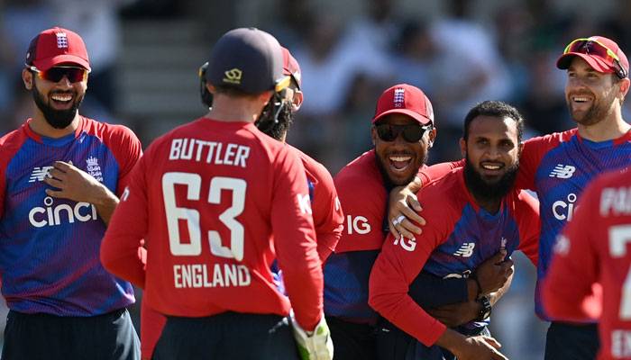 انگلینڈ نےپا کستان کو 45 رنز سے شکست دے کر ٹی ٹونٹی سیریز 1-1 سے برابر کردی