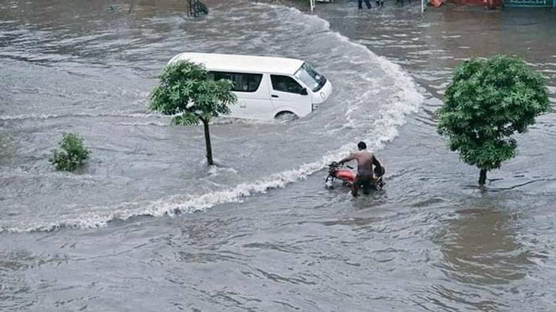  لاہور میں مسلسل بارش نے متعدد نشیبی علاقے ڈبو دیئے