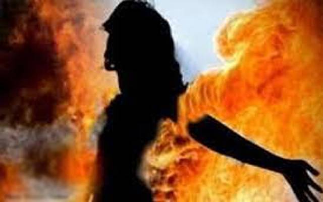 لاہور:خاتون نے پٹرول چھڑک کر خود کو آگ لگا لی