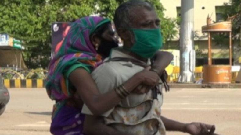 بھارت میں کوئی پوچھنے والا نہیں۔۔غریب مزدور بقایاجات اور بیوی کے علاج کیلئے رل گیا