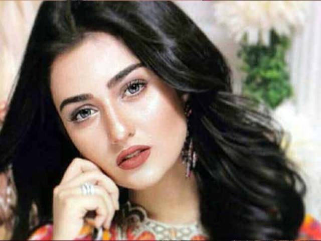 اداکارہ سارہ خان نے ڈائریکٹر کو تھپڑ کیوں مارا؟ 