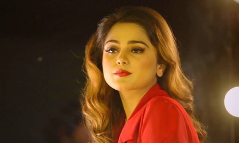 گلو کا رہ  آئمہ بیگ اور فرحان سعید کا پنجابی گانا 'نا چھیڑ ملنگا نوں' کی ویڈیو وا ئرل