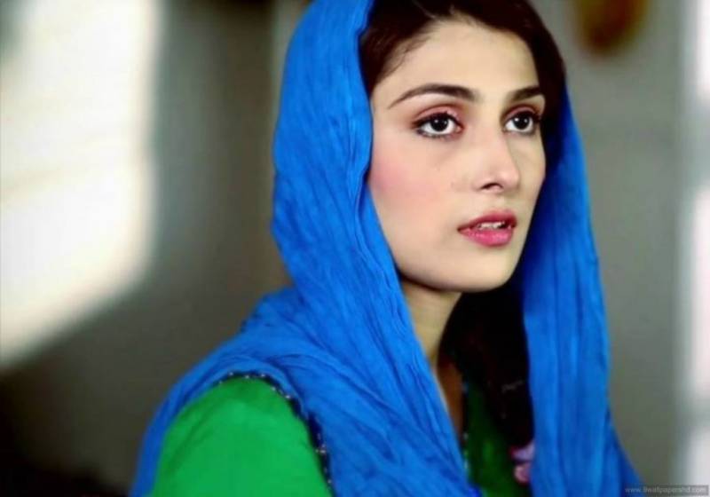 ہاں بتانا لازمی کیونکہ بطور شہری یہ ہماری ذمہ داری ہے کہ ہم ویکسین لگوائیں۔۔ عائزہ خان کا صا رف کو کرا را جوا ب 