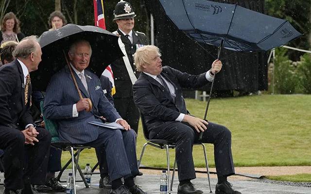 برطانوی وزیراعظم کیلئے چھتری کا استعمال چیلنج بن گیا، ویڈیو وائرل