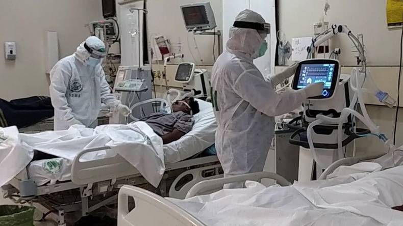 کرونا کی چوتھی لہر بے قابو ،جناح ہسپتال میں مختص بیڈ 85 فیصد  بھر گئے