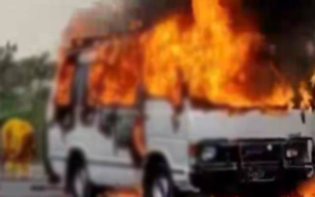 راجن پور: مسافر وین میں آتشزدگی، بچوں اور خاتون سمیت 6 افراد جاں بحق