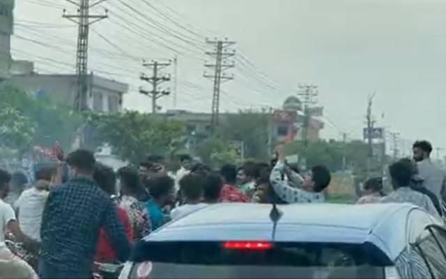 منچلے بایئکرز کا جنرل ہسپتال کے سامنے ڈیرہ،ویڈیو بناتے رہے