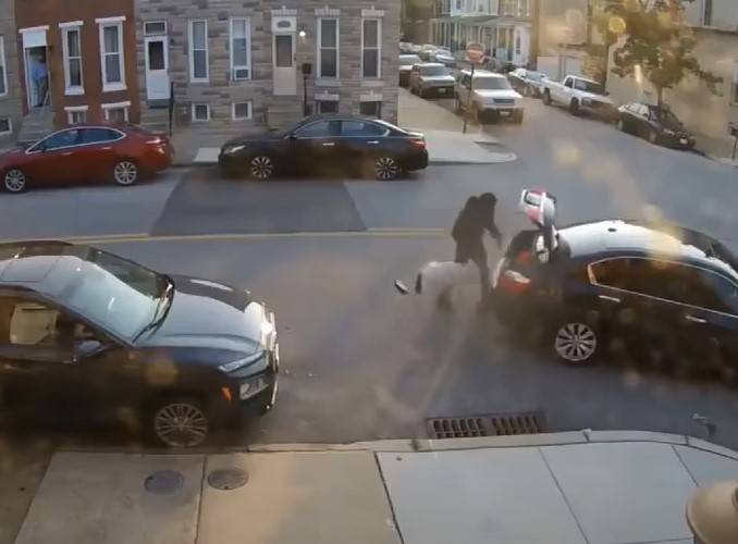سفا ک بیوی کی شوہر کو گاڑی تلے  بار بار  کچلنے کی ویڈیو  نے سنسنی پھیلا دی 