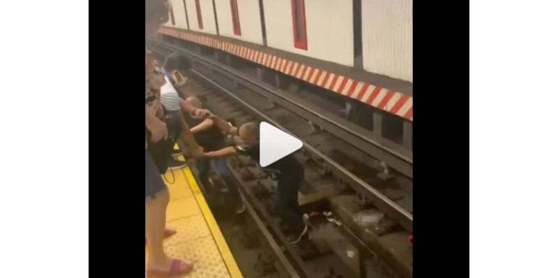 معذور  کو  بچانے کے لئے نوجوان ریلوے ٹریک پر کود گیا۔۔سنسنی خیز ویڈیو وائرل 
