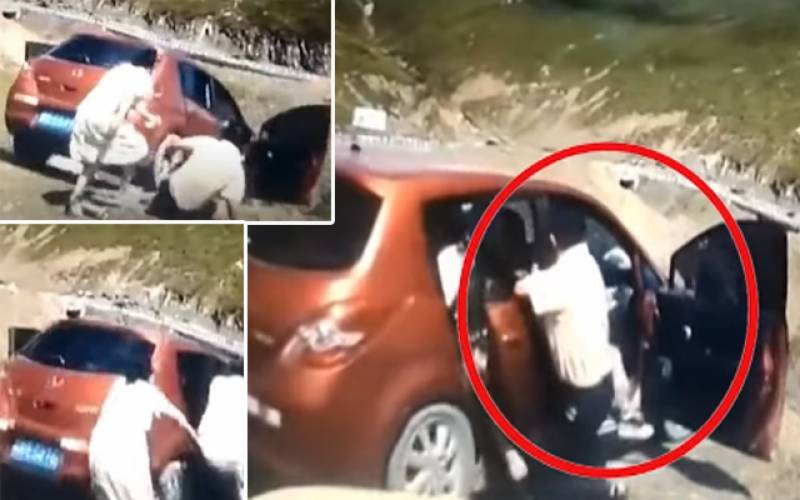 سیاحوں کی کار گہری کھائی میں گرگئی۔۔دل دہلا دینے والی ویڈیو وائرل