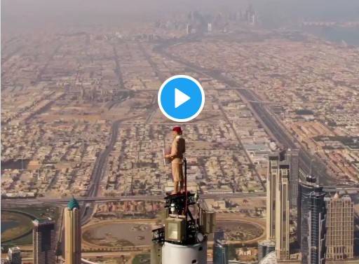 معروف ایئر لائن نے   اپنی ایئرہوسٹس کو برج خلیفہ کی چوٹی پر  کھڑا کر دیا۔۔ویڈیو وائرل
