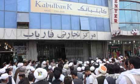 کا بل میں خو ف و ہراس۔۔بے یقینی ۔۔بینکوں کے باہر عوام کا جم غفیر