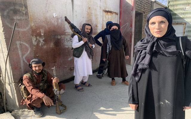 کابل : غیرملکی خاتون صحافی کی برقع پہن کر رپورٹنگ، تصاویر وائرل