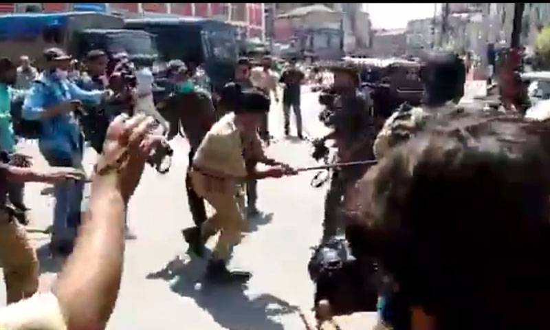 سری نگر۔۔بھارتی فو رسز کا عزاداروں پر وحشیانہ تشدد۔۔درجنوں گرفتا ر ۔۔سینکڑوں زخمی
