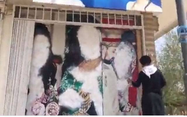 طالبان نے بیوٹی پارلر کے باہر خواتین کے پوسٹرز پر اسپرے کر دیا