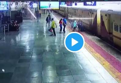 لڑکی چلتی ٹرین کے نیچے آنے  سے بچ گئی مگر کیسے ؟ جا ن کر آپ بھی دنگ رہ جائینگے۔۔ ویڈیو وائرل