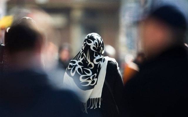 اسکارف کیوں پہنا،ایک شخص کا خاتون پر بے پناہ تشدد