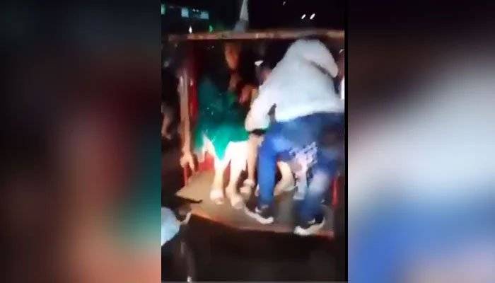  چنگ چی رکشے میں سوار لڑکی سے غیراخلاقی حرکت۔۔ ویڈیو بنانیوالے ملزموں کی شناخت ہوگئی