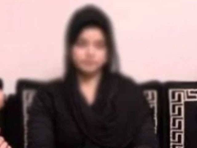 مینار پاکستان واقعہ ۔۔ ٹک ٹا کر عائشہ کے اہل خانہ کے متضاد بیانات۔۔کہانی میں نیا مو ڑ آگیا