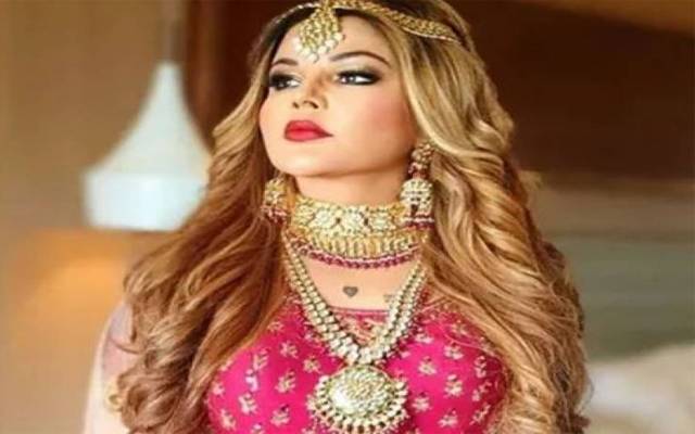  بھارتی اداکارہ کے پیچھے کتے پڑ گئے ۔۔ ویڈیو وائرل