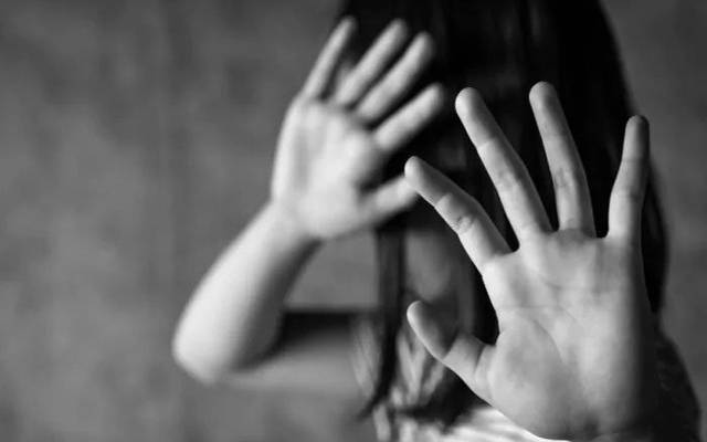 اوباش  پڑوسی نے 12 سالہ بچی کو زیادتی کا نشانہ بنا ڈالا