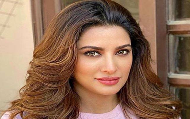 مہوش حیات نے مداحوں کی نہ مانتے ہوئے بال چھوٹے کروالیے